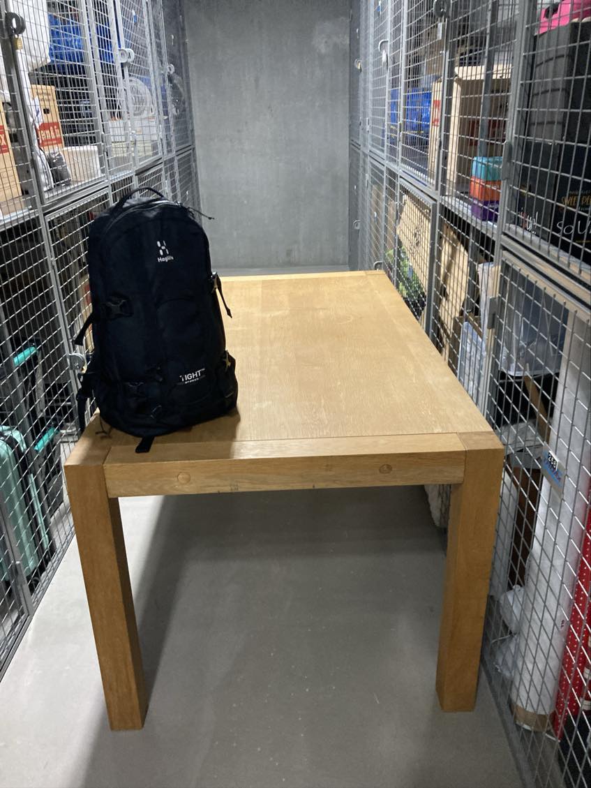 fragt af spisebord, reol og seng