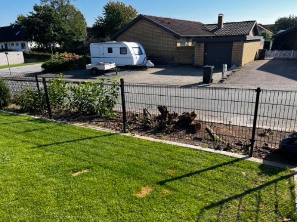 Flytning af hegn ud til vej