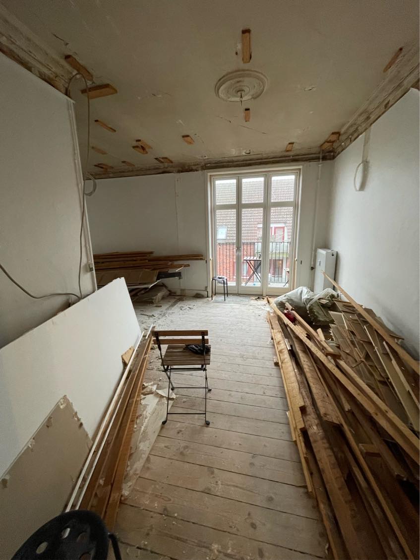 Hjælp til at fjerne affald fra nedrivningsprojekt af væg og nedsænket loft