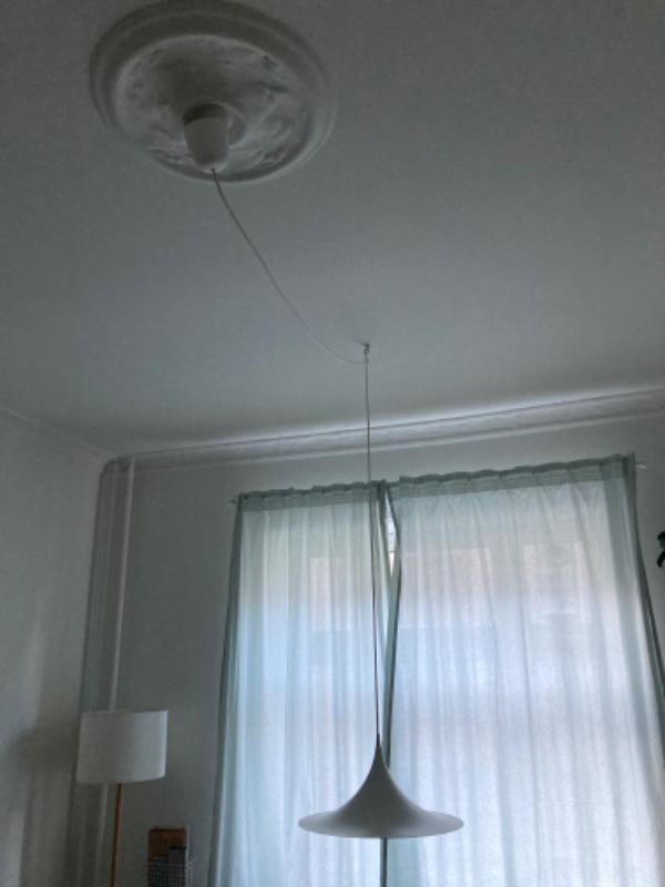 Sat en lampe op i loftet samt sætte en reol fast