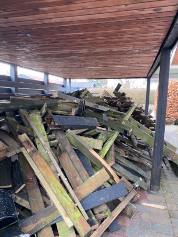 Brædder og stolper fra gammel terrasse skal køres bort.