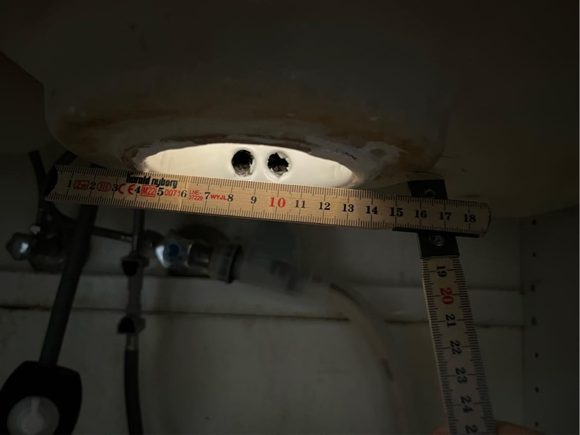 Skaf og monter afløbssæt på køkkenvask