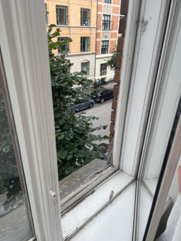 Udskiftning af ødelagt vindue på 2. sal