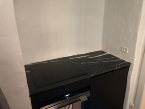 Slibning og polering samt coating af to marmorbordplader i køkken