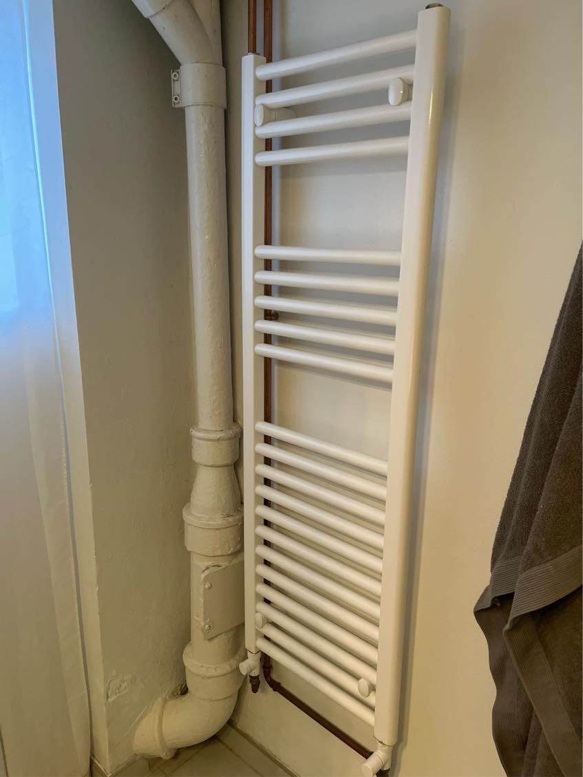 Udluftning af håndklædetørrer, der er monteret ‘upside down’