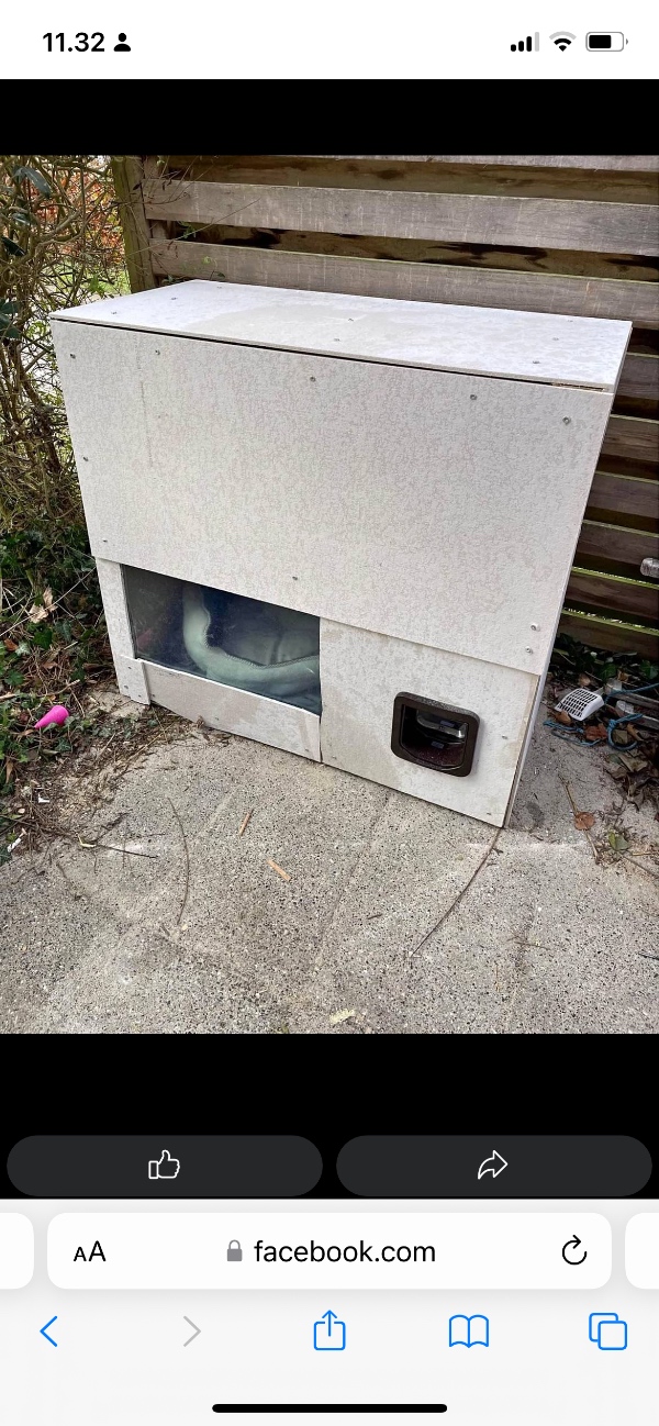 Udendørs isoleret kattehus med kattelem