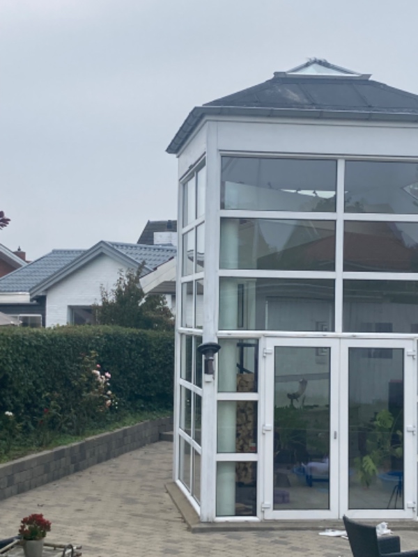 Malet vinduer og træværk udendørs