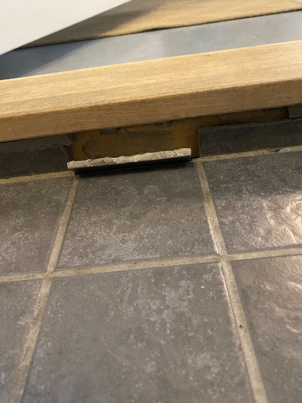 Fugning af løs flise på badeværelsegulv og skift af silikonefuge ved håndvask