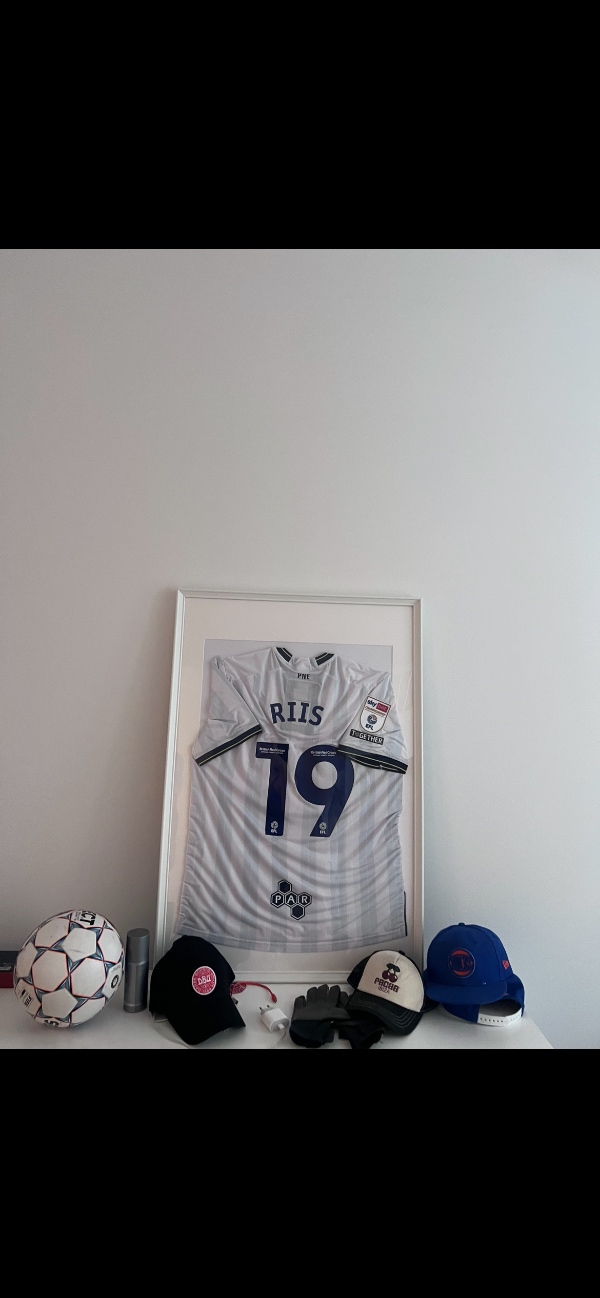 Tv og billeder på væggen