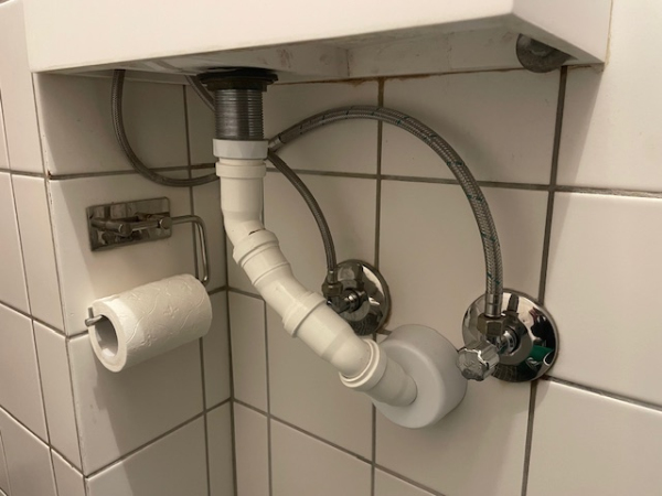 Opsætning af håndvask på badeværelse