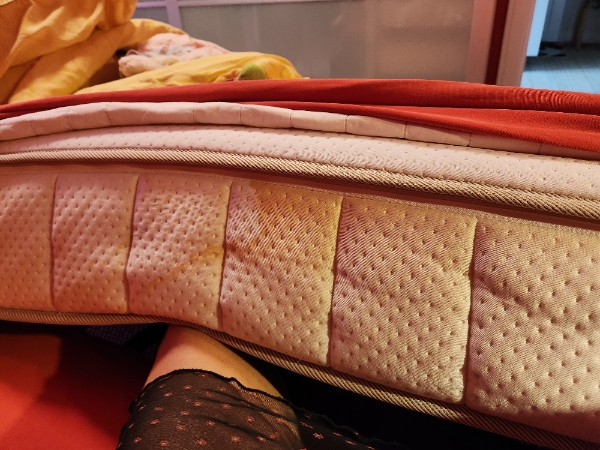 2 madrasser hvor afførring gennem flere år er sevet ned langs kanterne på madras stoffet.