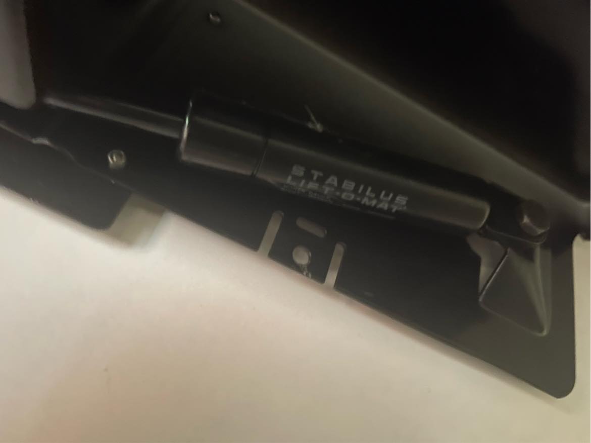 Udskiftning af to gasfjedre i skabslåge