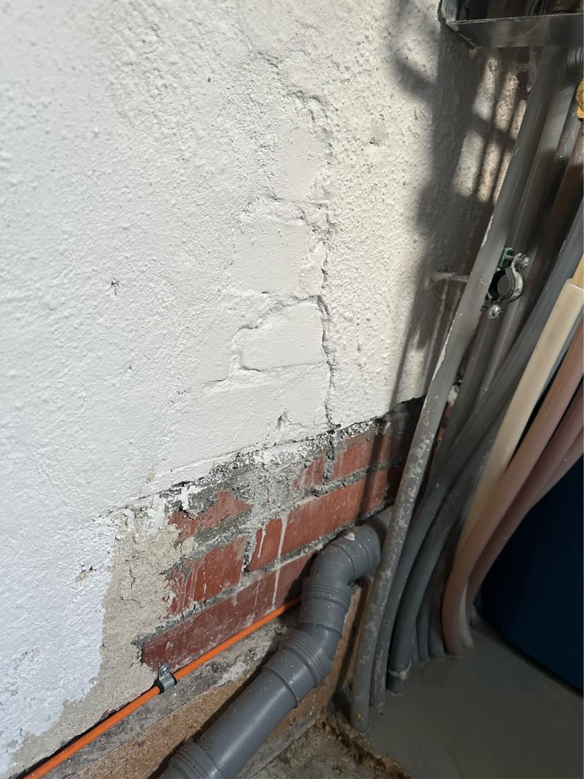 Pudsning af kældervæg