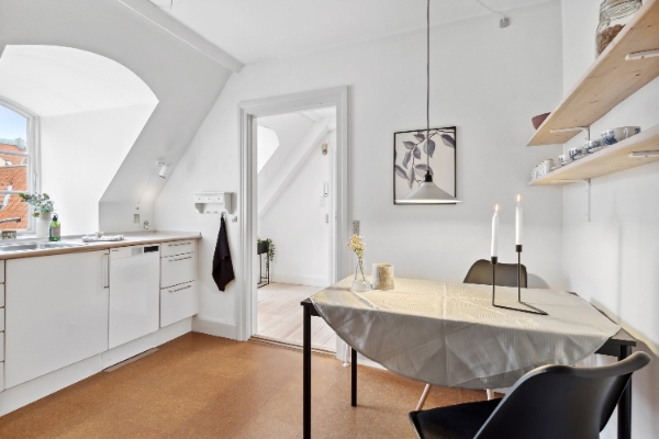 montering af eget laminatgulv i køkken - ca 10m2.