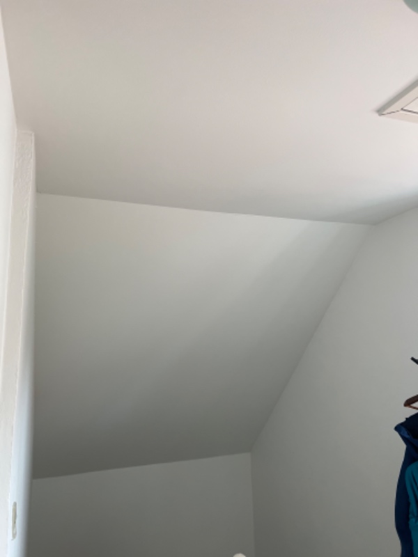 Montering af egnet gardinstang i trappeopgang . Har selv gardinerne