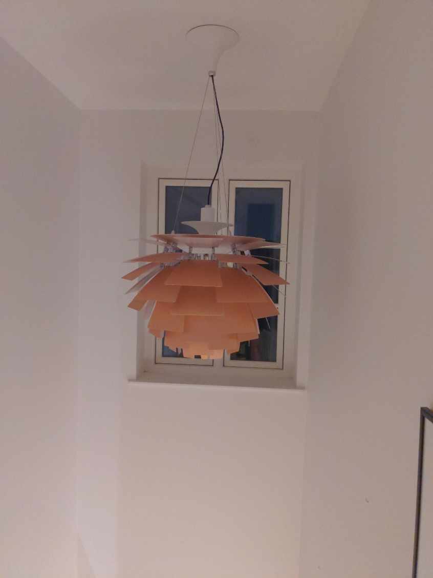 Nedtage en lampe der hænger over en trappe 5,5m oppe. Kræver blot en lang stige, som du skal have med. Det burde være muligt at sætte stigen på gulvet nedenfor trappen. Skal klares hurtigt inden vi flytter.