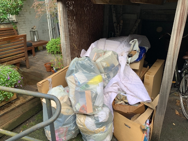 Hent 4-5 kubikmeter flytteskrald i poser og kasser