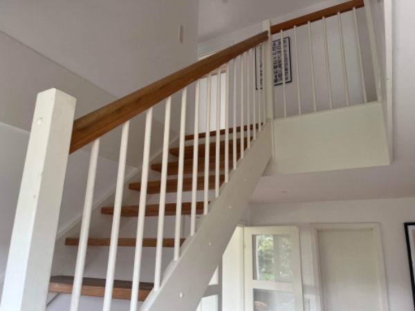 Slibning og maling af trappe og gelænder