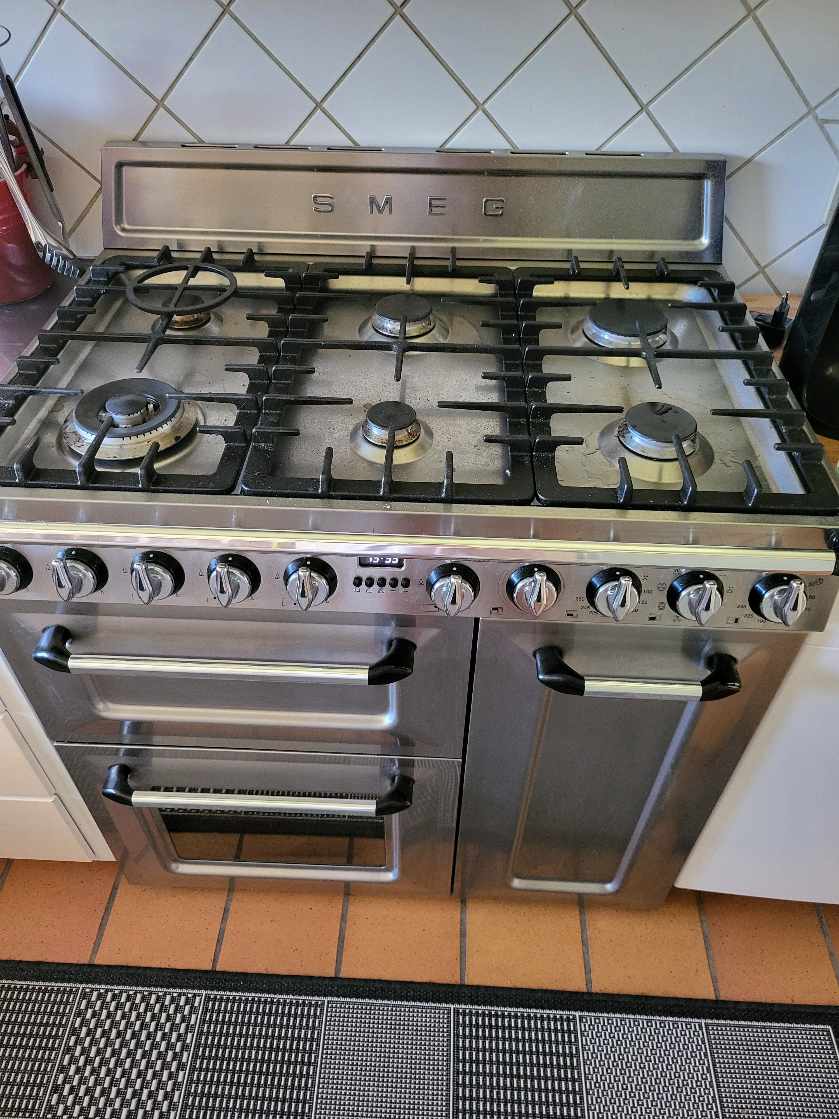 Flytte komfur og opvaskemaskine fra køkkenet til et andet værelse og køleskabet på 1,60 skal flyttes til andet hus Ca.3km.afstand