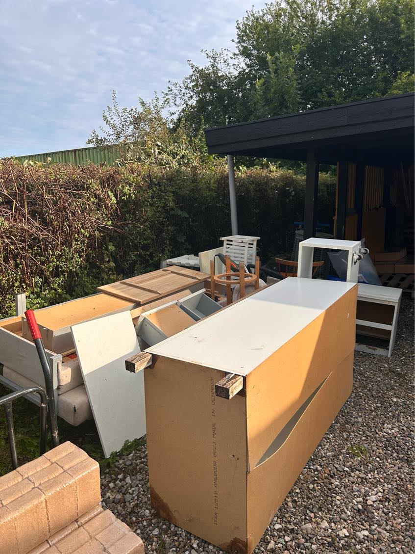 Møbler og ting på genbrugsplads