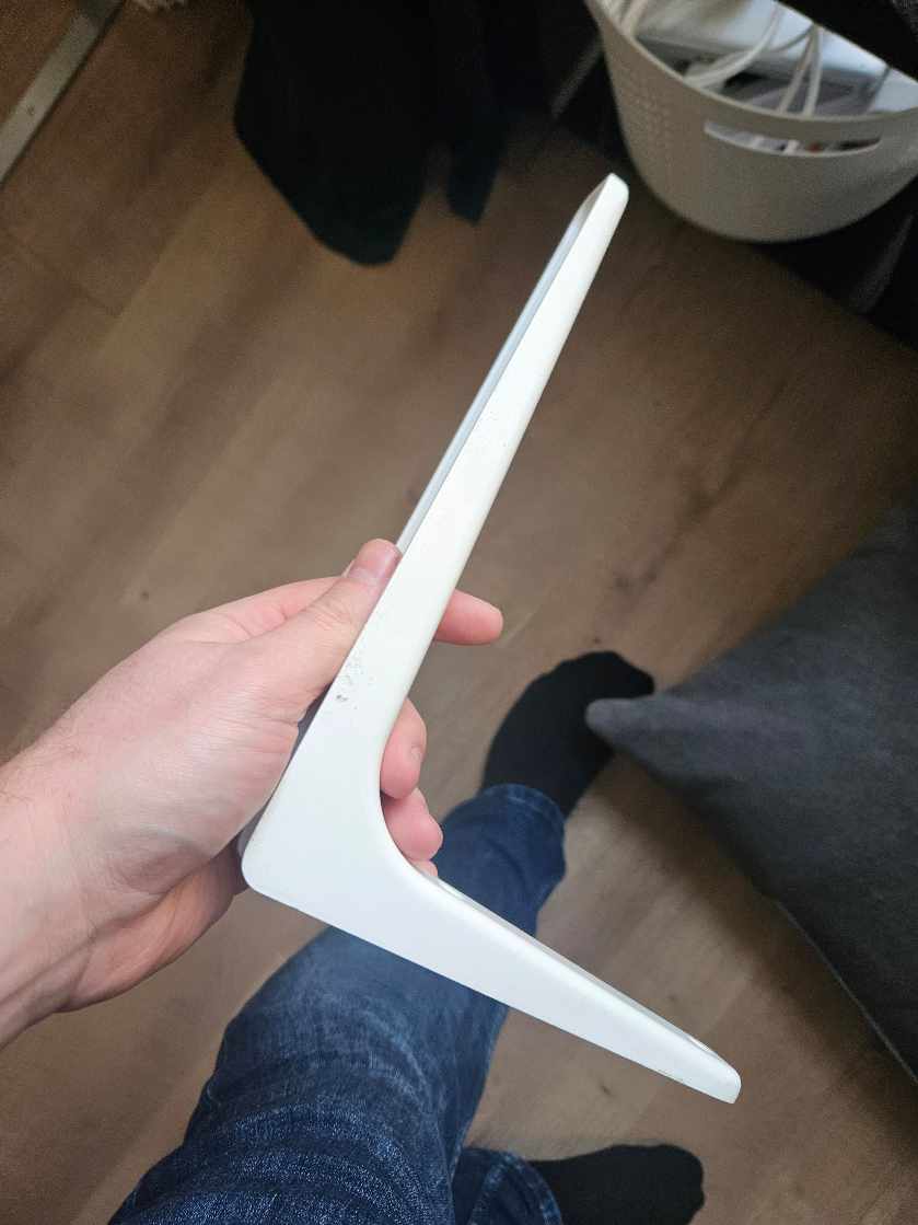 Sætte hylder op. Og metal stang hænges op