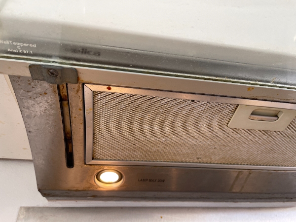 Afmontering og montering af en ny skabsintegreret emhætte