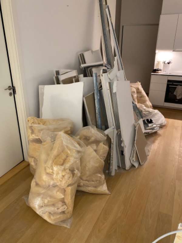 Afhentning af byggeaffald fra nedrivning af vær 15 kvm gips,stål,træ