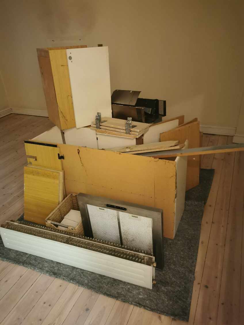 Afhentning af byggeaffald efter nedrivning af gl køkken plus væg