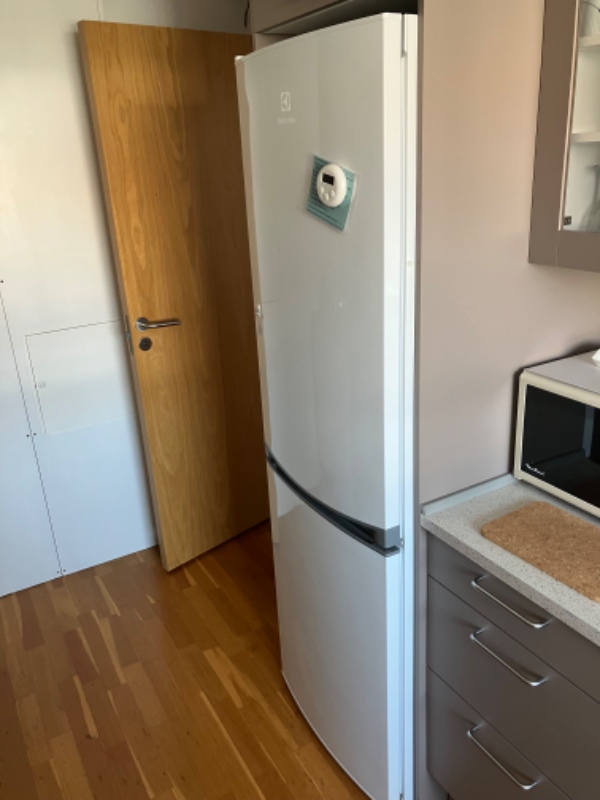 Flytning af køleskab ifb gulvslipning