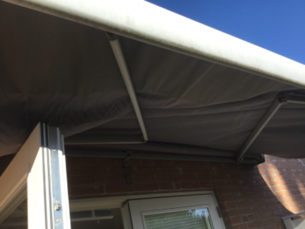 Reparation af markise. Den kører skævt ud og krøller.