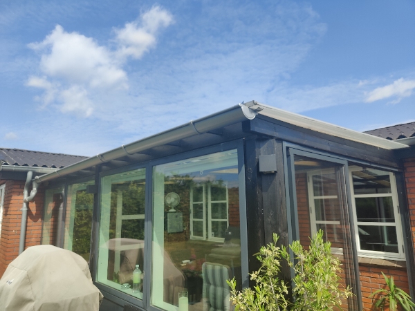 Maling af 2 vinduer og træværk på terrassen.