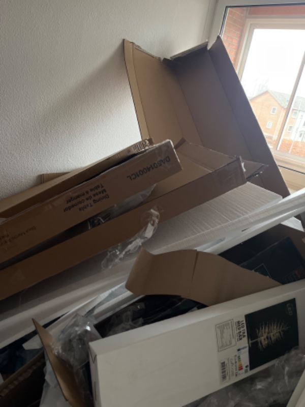 Skal have smidt pap ud og skrald fra pakker altså store pap kasser og stort affald