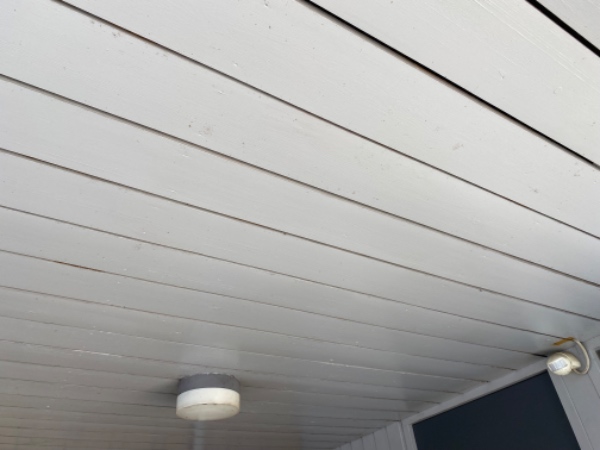 2 yderdøre, carport loft, skue ca 15 kvadratmeter, ca 2 meter hegn