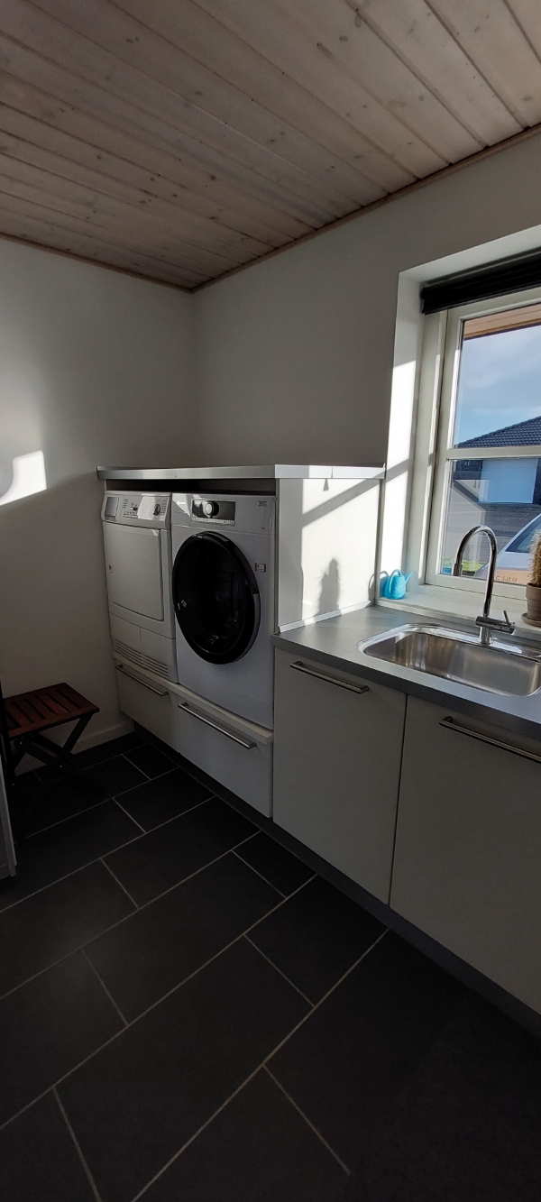 Etablering skab til vaskemaskine og tørretumbler med hylder