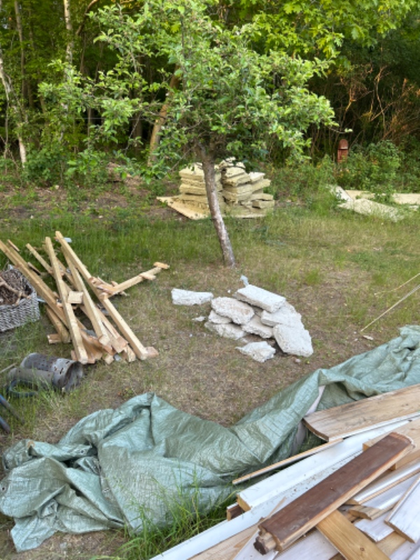 Have fjernet byggeaffald (taget gulv, klinker, rockwoll op)