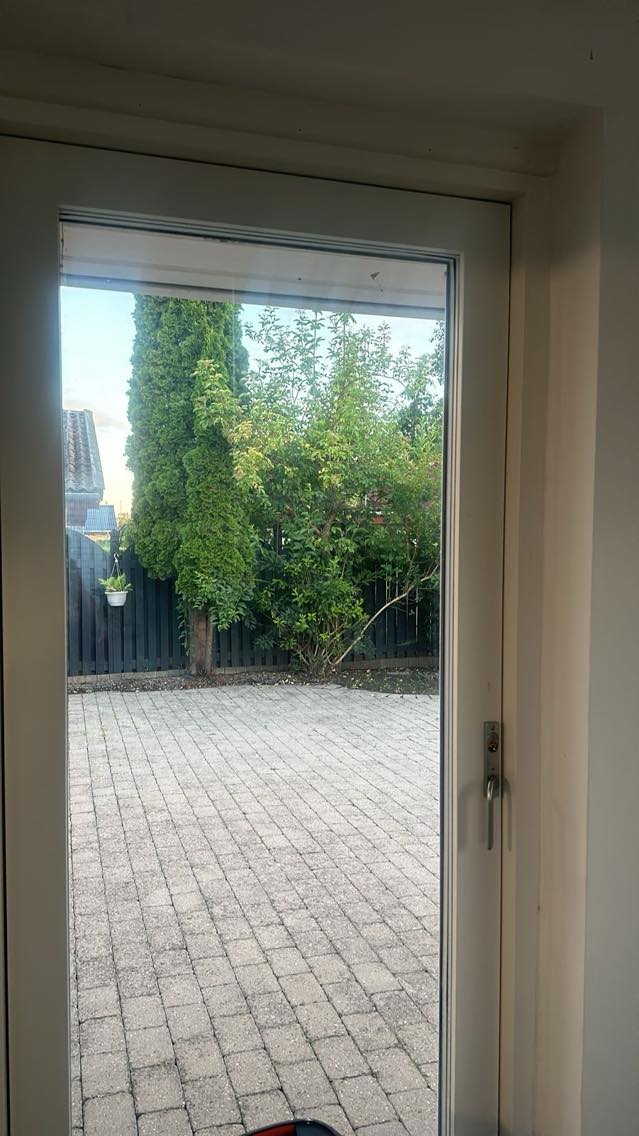 Vend kam og dør om ud til haven