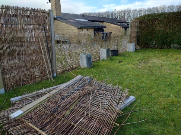 Nedtagning og bortkørsel af flethegn og stolper