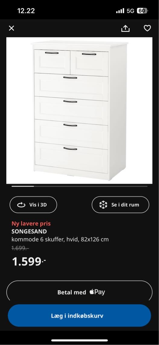 En reol plus et TV bord plus kommoder og en loftlampe