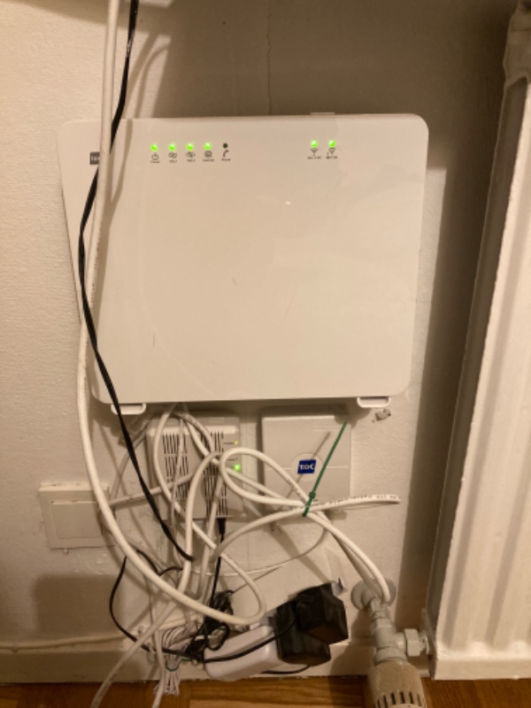 Lavet en ny router skjuler i træ hvid.