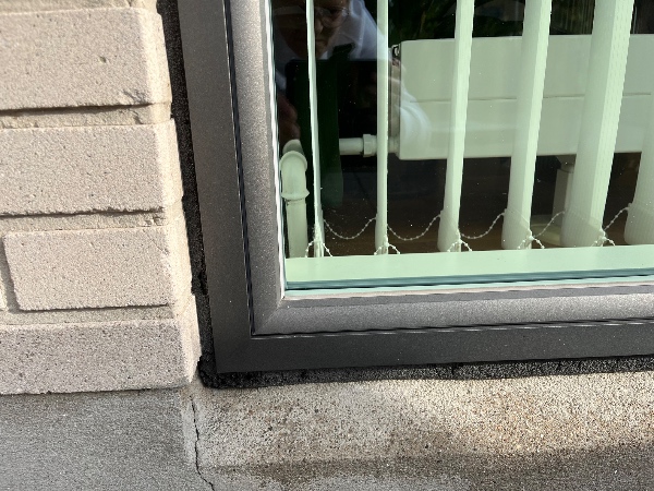 Fugning omkring vinduer/ dør er med siliconefuge sort/ grå