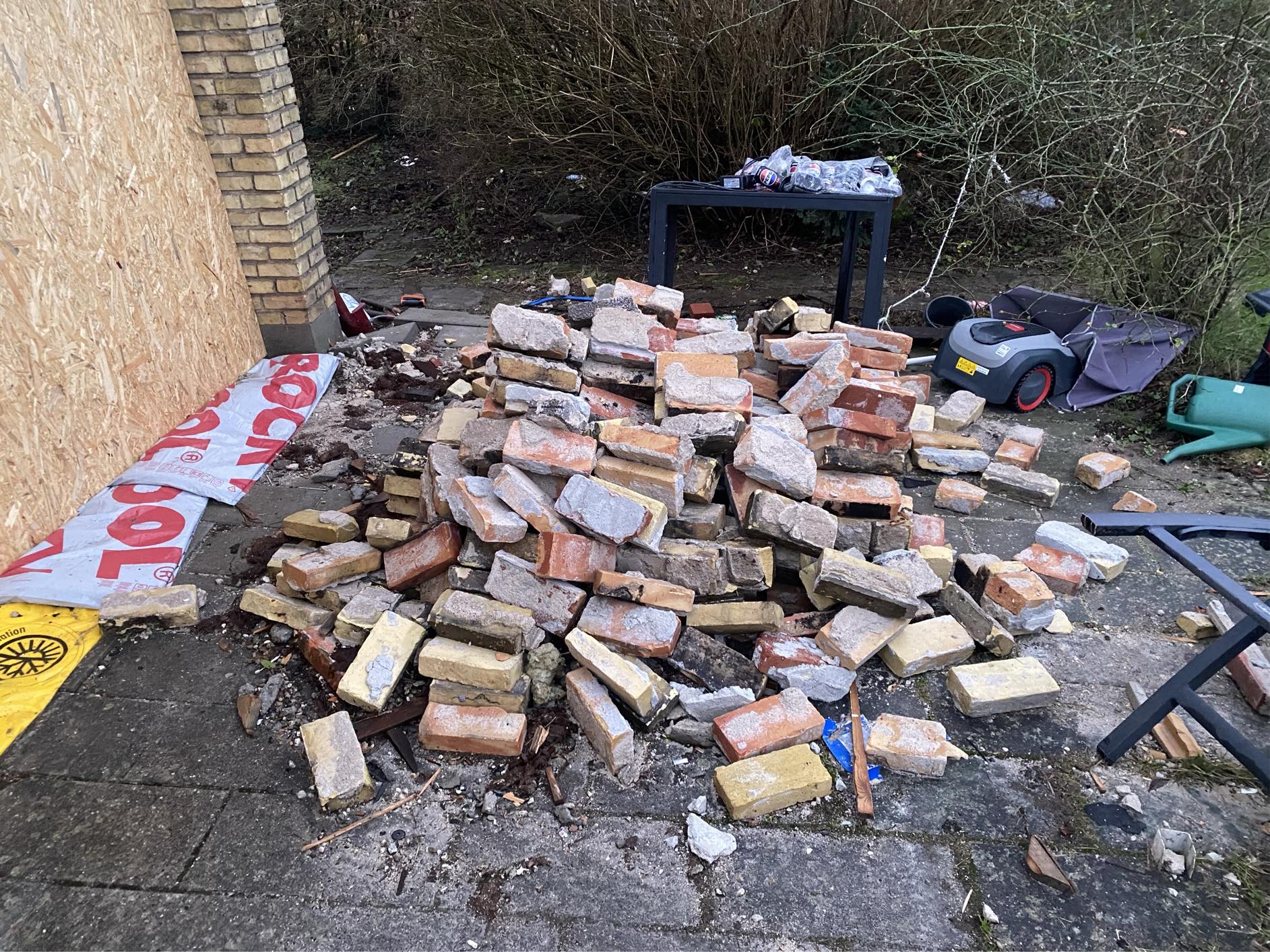 Oprydning og bortkørsel af affald