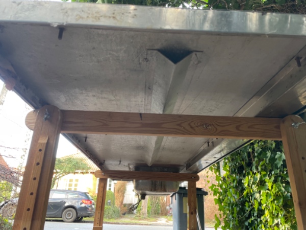 Skåret stål bordplade