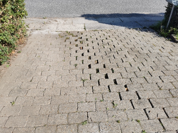 Omlægning af 10 m2 fliser i indkørsl