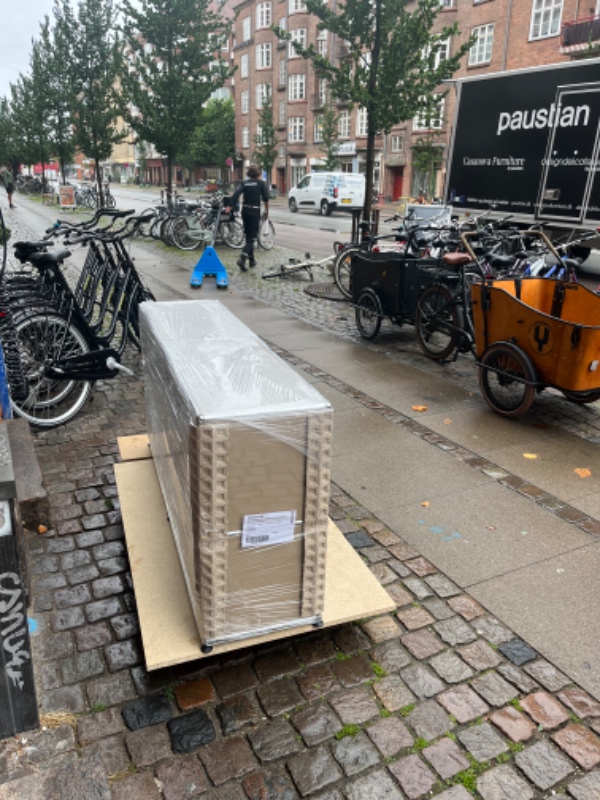 Båret en 101 kg skænk fra kantsten til 4. Sal på Amagerbrogade