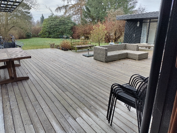 Rensning/algefjerning/behandling af træterrasse