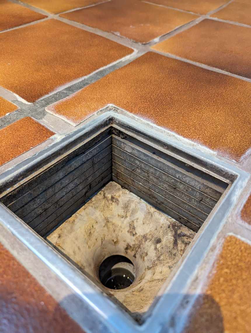 Lovliggørelse af afløb i bad.