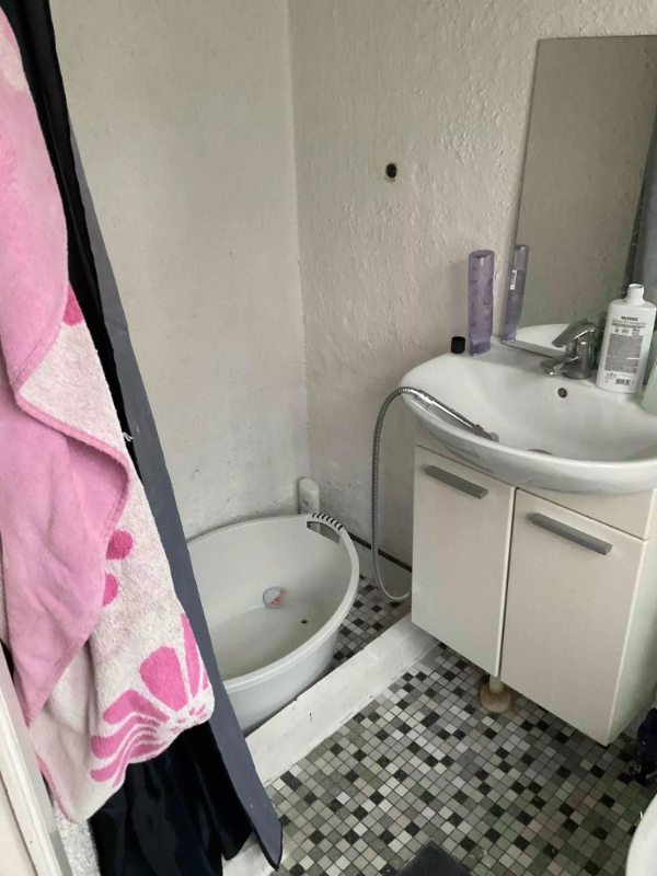 Rydning af et lille byhus i Rønne.