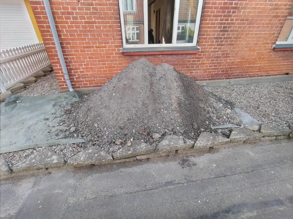 Bunke med grus/sten afhentes og køres på genbrugspladsen