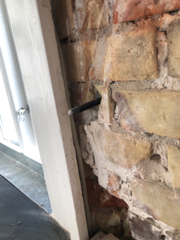 Fjernes 3 metalskruer fra murstensvæg (højst sandsynligt med vinkelsliber)