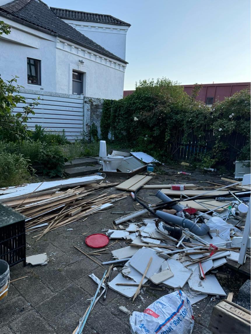 Oprydning af diverse restbyggeaffald og bortførsel